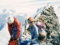 Entre Eric et Gérard on aperçoit la croix métallique du sommet Italien (4476m) et au fond le sommet suisse point culminant (4478m)