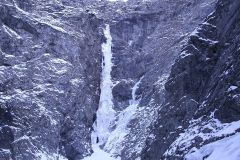 La cascade est nichée tout au fond de la gorge issue du Torrent du Bourg