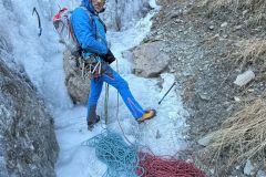 Au pied de la branche de gauche