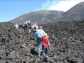 Puis on traverse de larges coulées de lave. Les pierres sont instables et marcher est difficile !