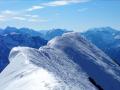 Le sommet Est du Coiro se caractérise par une longue crête horizontale souvent cornichée par la neige et le vent !