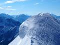 Le sommet Est du Coiro se caractérise par une longue crête horizontale souvent cornichée par la neige et le vent !