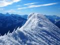 Le sommet Est du Coiro se caractérise par une longue crête horizontale souvent cornichée par la neige et le vent !