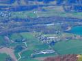 Le hameau des Verneys, le camping et le plan d'eau de Valbonnais