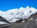 Depuis la route du col du Lautaret et de gauche à droite : la Montagne de Chaillol, le Pic des Trois Échevelés et le Pic Blanc du Galibier