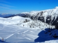 La partie haute du domaine de la station de ski de l'Alpe du Grand Serre est fermée à cause du vent violent, Il n'y a personne sur les pistes !