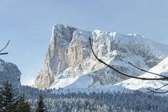 Le majestueux Pilier nord-est du Pic de Bure, appelé aussi Pilier Desmaison, du nom de René Desmaison,  immense alpiniste français qui a ouvert une voie dans le pilier en 1961 et que j'ai eu le bonheur de parcourir 2 fois