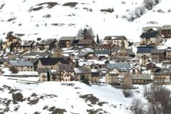 En face au soleil, le village du Chazelet