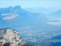 En contrebas à gauche les Rochers de la Bourgeoise, l'agglomération Grenobloise et la Chartreuse