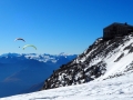 Des parapentistes décollent du Col du Géant tout à coté du refguge Torino