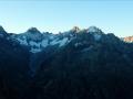 Et au petit matin à 7h45, De gauche à droite :  la Grande Aiguille de la Bérarde, la Cime de Clot Châtel, la Pointe du Vallon des Étages, la Tête de l’Étret, la Tête des Fétoules, l'Olan et l'Aiguille d'Olan