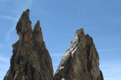 A droite des Clochetone de Gunneng : des grimpeurs sous le sommet de la Dibona