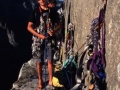 Clément lourdement harnaché pour une petite journée mais riche en émotion avec le passage du "laminoir" de "Texas Flaire", suivi d'un impressionnant pendule du sommet de "Boot Flake" : le King Swing, pour rejoindre en milieu d'après-midi notre deuxième bivouac de "Camp 4" . Nos sacs s'allègent enfin !