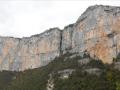 Un petit bout de la falaise de Presles depuis le parking des Grottes de Choranche. La voie des Buis est tout à gauche