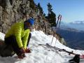 Au dessus du Pas de la Ville, les pentes et le couloir d'accès à la petite combe suspendue sont en neige dure, on chausse les crampons