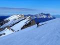 Dans la longue traversée ascendante de la face ouest, la neige est béton. Nous progressons avec les couteaux