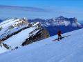 Dans la longue traversée ascendante de la face ouest, la neige est béton. Nous progressons avec les couteaux