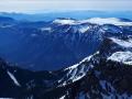 Au premier plan, le Mont-Aiguille, le col de l'Aupet, les Rochers du Parquet et le Pas des Bachassons