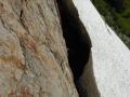 Au centre de la photo, Bruno et son casque  s’extirpent de la crevasse