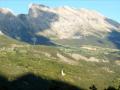 La Mère Église encore au soleil, dominée par la Montagne de Faraut