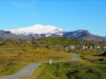 Le camping d'Hellisandur avec vue sur le Snaefellsjökull, le volcan choisi par Jules Verne pour son « Voyage au centre de la Terre »