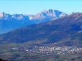 La Mure au centre et le village de Ponsonnas à gauche avec les sommets caractéristiques du Grand-Veymont et du Mont-Aiguille