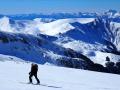 Au deuxième plan, le domaine skiable de l'Alpe du Grand Serre