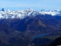 Les éoliennes du plateau de Pellafol, le lac du Sautet, le village de Corps et au fond les Écrins