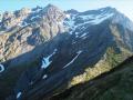 Le sommet du Coiro au centre. A droite l'épaule est du Coiro tout en longueur. Toujours à droite et de bas en haut, la crête des Rochers du Serre