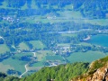 De gauche à droite, le hameau des Verneys, le Clos Moulina et le plan d'eau de Valbonnais