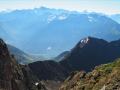 Le sentier du col de la Pierre Luminet tout en bas au centre