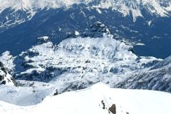 Au premier plan, les Aiguilles de Chabrières