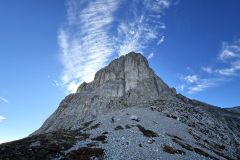 Depuis le "Petit Endroit", nous remontons le pierrier sous le Pilier nord-ouest de l'Obiou. Une bonne trace et quelques cairns indiquent la bonne direction pour trouver le départ de la grimpette et accéder à la cavité