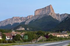 Le Mont-Aiguille depuis le village de Clelles
