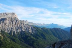 Le grand Veymont  et l'enfilade des Rochers de la Balme à droite