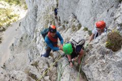 Il nous a fallu un peu de temps pour aider cette apprentie alpiniste dont la corde, on ne sait toujours pas comment,  s'est emmêlée autour du cable !!!