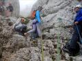 A droite, Pascal supervise la descente en rappel des filles !.