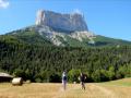 Emma et Elsa devant le versant sud du Mont-Aiguille aperçu depuis le hameau de Richardière