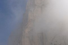 Approche du Pilier Sud encore dans la brume
