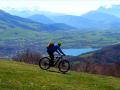 Vue plongeante sur le lac de Pierre-Châtel