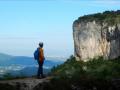 Les Rochers de Nugues au début de la courte marche d'approche descendante qui conduit  au premier secteur de la falaise de Presles, (secteur "Autre monde")