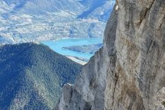 Au premier plan l'impressionnante paroi du Petit Obiou et le lac du Sautet