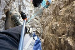 Passage du premier feuillet avec le sac accroché au pontet du baudrier