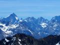 De gauche à droite : l'Aiguille du Plat de la Selle, le Dôme et la Barre des Écrins, le Fifre, le Pic Coolidge, le Pic Sans Nom et les Ailefroide