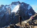 Depuis le Col de la Temple et de gauche à droite : l'Ailefroide Orientale, l'Ailefroide  Centrale et son glacier suspendu, l'Arête de Coste Rouge derrière Matthieu et l'Ailefroide Occidentale