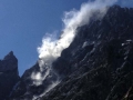 Une gigantesque chute de pierres "enfume" le "Pilier sud des Ecrins"; heureusement qu'il n'y avait personne