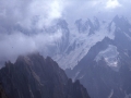 Le temps commence à se boucher. Les grandes Jorasses sont dans les nuages. Au premier plan la face ouest de l'Aguille du Moine