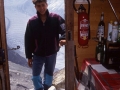 Un petit détour par le refuge de la Charpoua et un clin d’œil à la célèbre photo de Walter Bonatti où on le voit passant cette même porte.