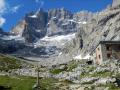 L'arrivée au refuge du Chatelleret à droite