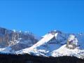 De gauche à droite : la Crête d’Âne, le Pic de Bure et son mythique Pilier Desmaison, le plateau de Bure et Baume Noire avec un pylône du téléphérique de l'Observatoire du Plateau de Bure